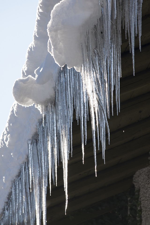 Winter roof gutter