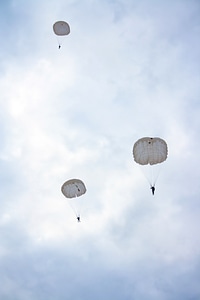 Skydivers photo