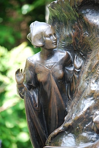 Statue bronze kensington gardens