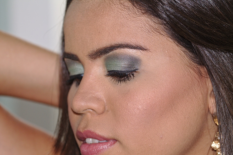Female eyeliner shadows