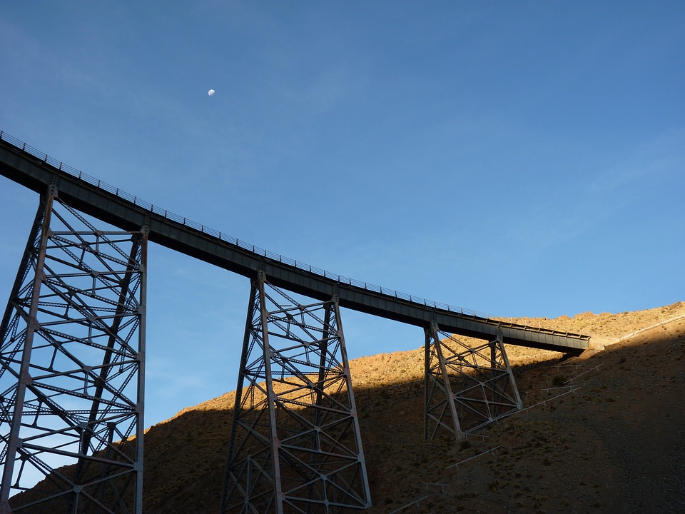 Structure construction rail