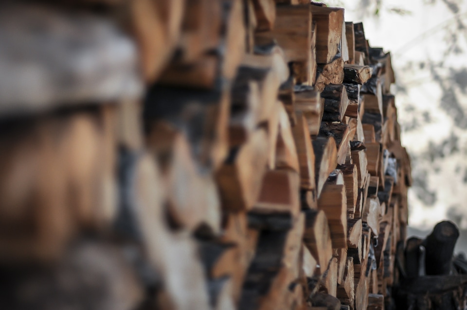 Growing stock combs thread cutting firewood stack