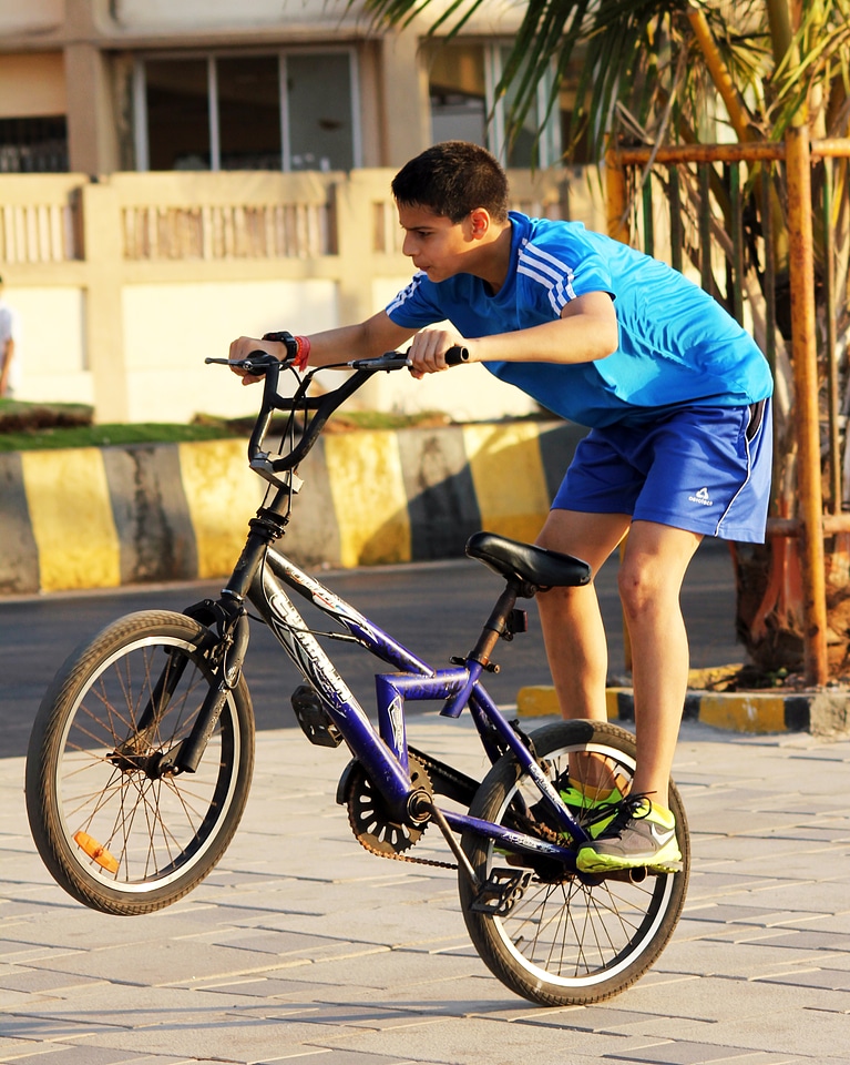 Kid Cycle Rider Tricks Stunts