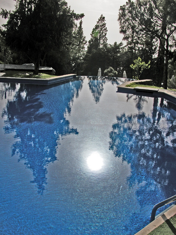 Pool water mirroring