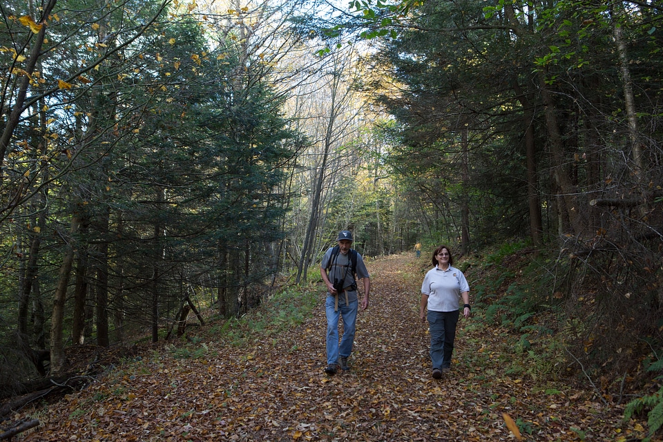 Refuge volunteers hike trail