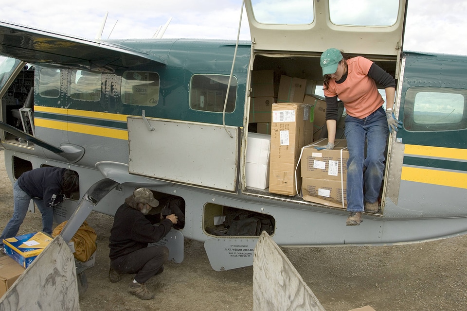 Unloading cargo from a seaplane
