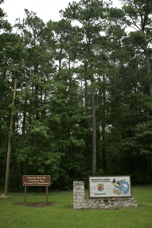 Signs announcing the refuge and handling of weapons on the refuge