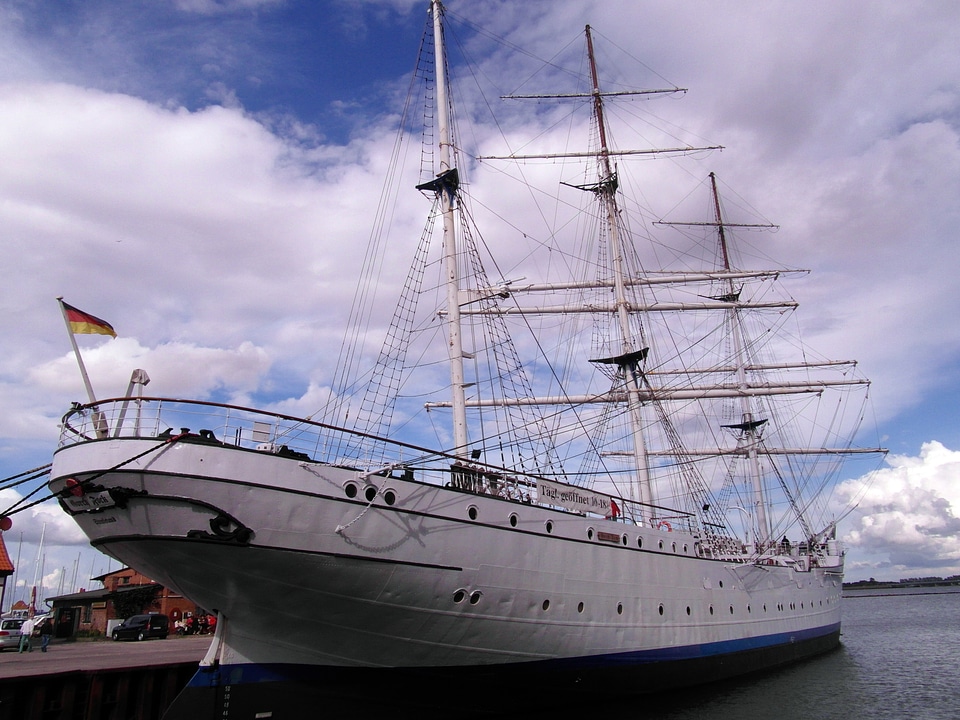 Sailing vessel sail masts