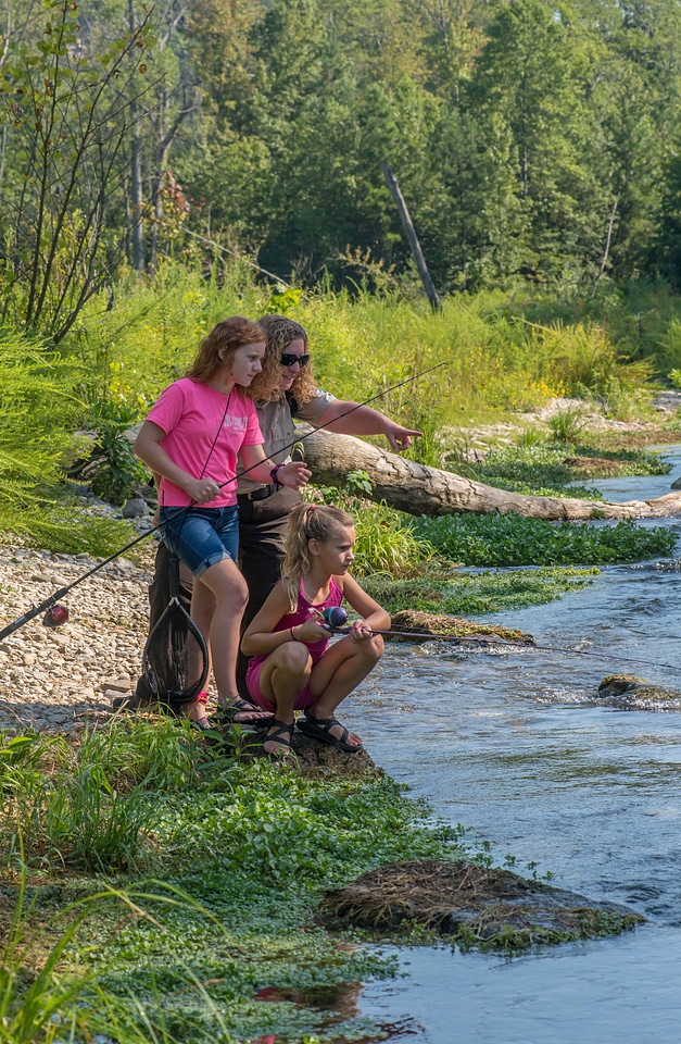Uniformed FWS employee with two girls fishing-2