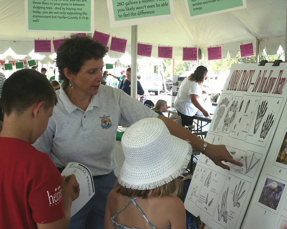 FWS employee teaches children