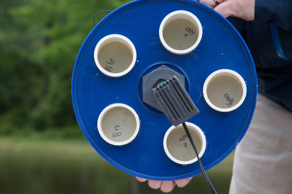Underside of the upper bucket