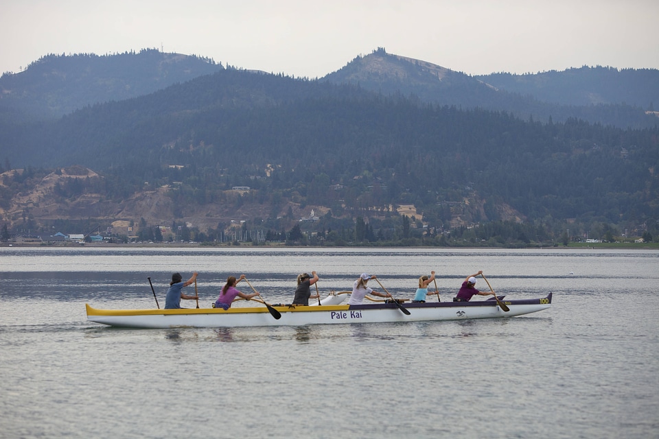 Outrigger canoe paddling the Columbia River