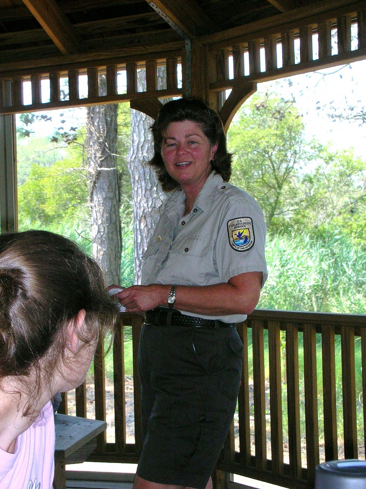 Service employee communicating with a refuge visitor
