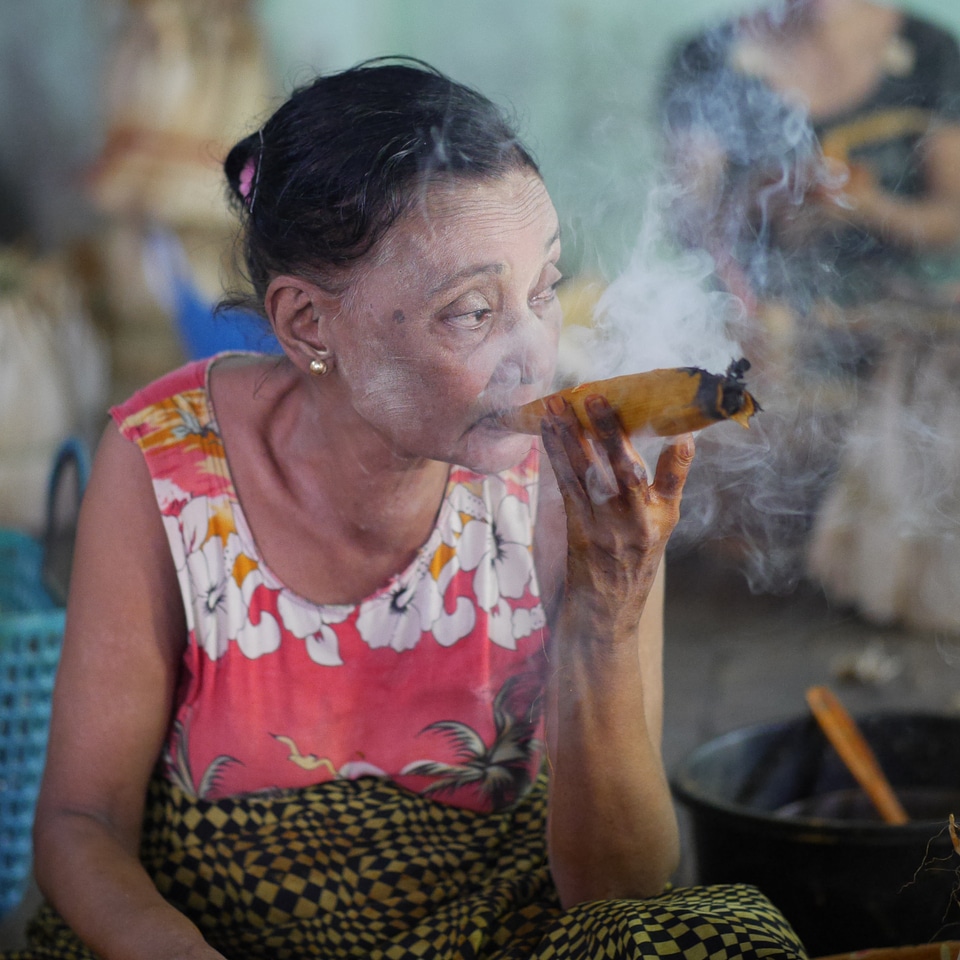 Tabbakblatt woman raucherin
