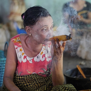 Tabbakblatt woman raucherin