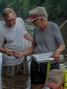 Students surveying freshwater mussels-1