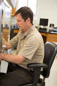FWS biologist propagates freshwater mussels in a labratory-1