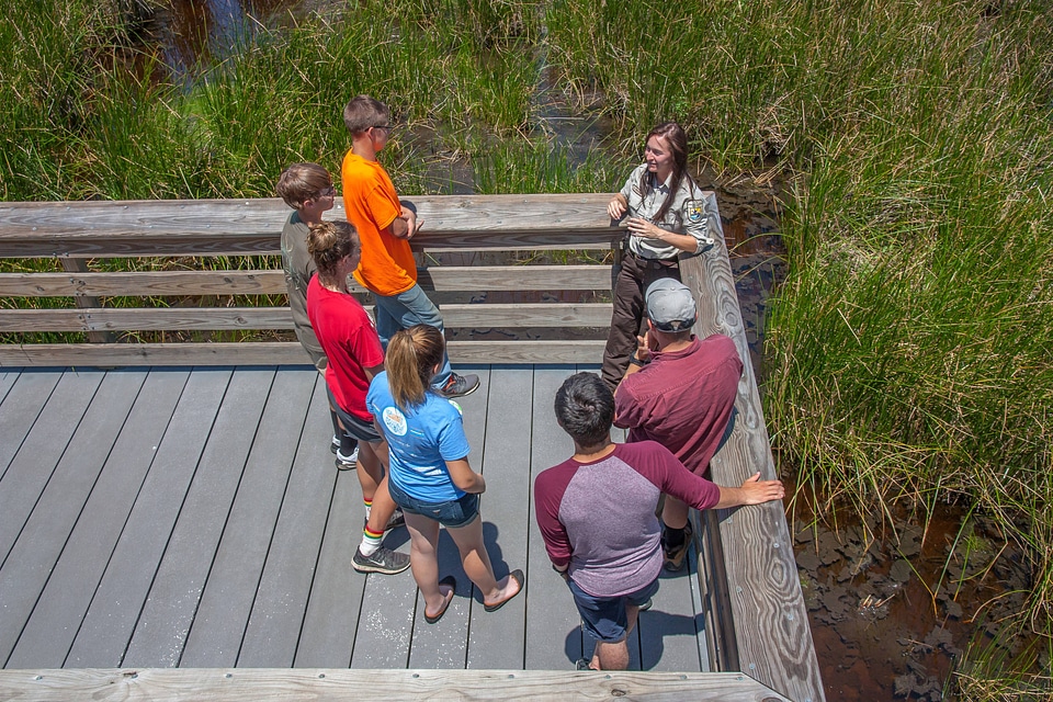 FWS staff talks to group of young students at viewing area-2
