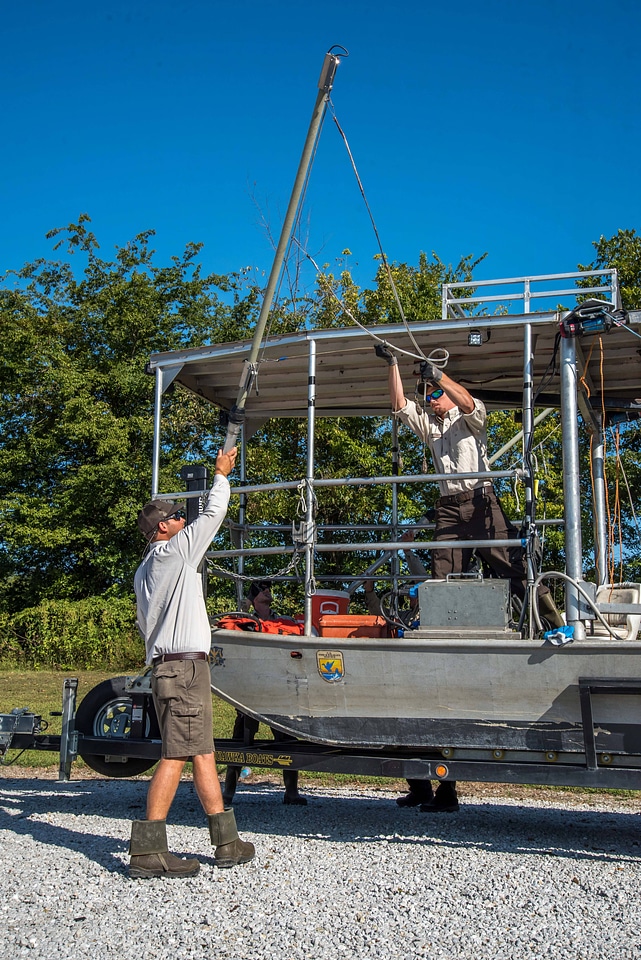 Crew of the U.S. Fish and Wildlife Service boat, The Magna Carpa, prepping boat-1