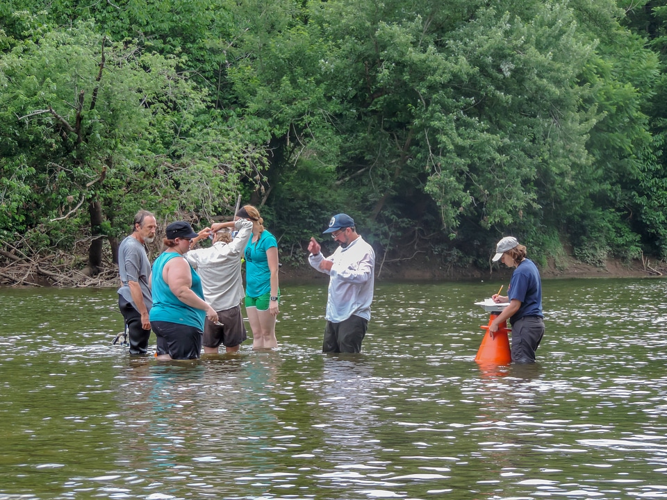 Students surveying freshwater mussels-3