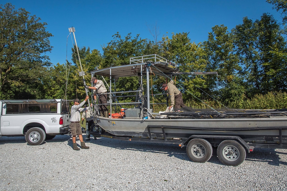 Crew of the U.S. Fish and Wildlife Service boat, The Magna Carpa, prepping boat-1