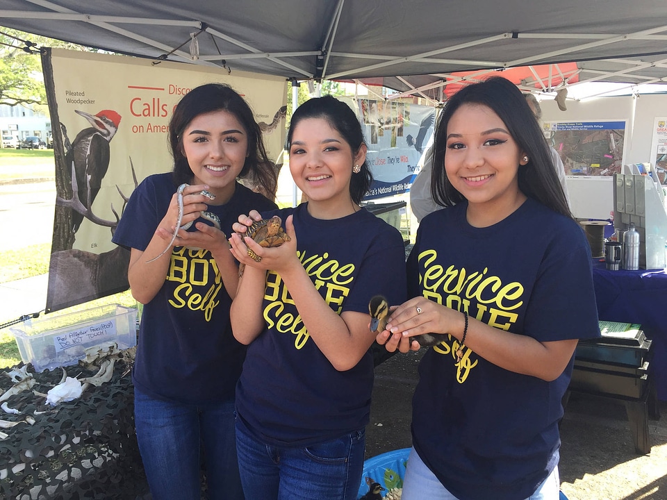 Students link Latino families with wildlife