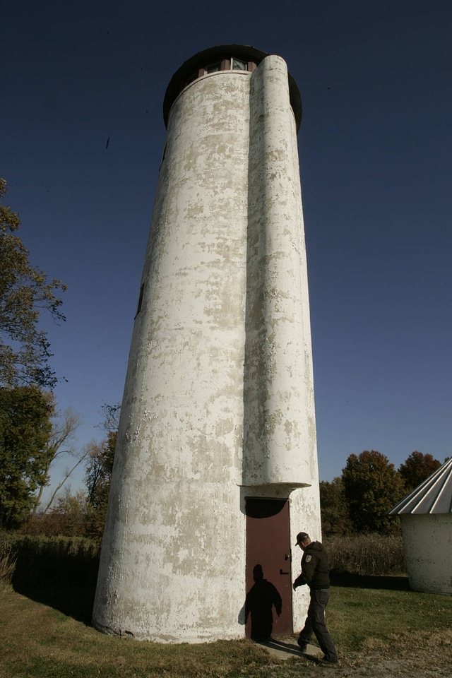 Swan Lake public observation tower-1