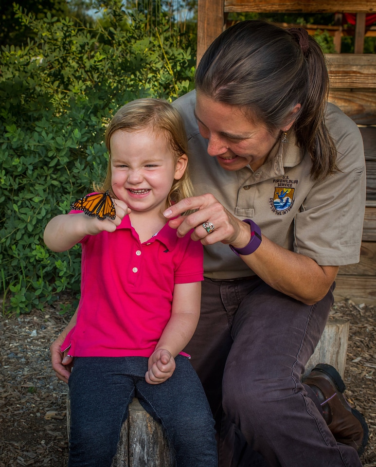 Little girl shows monarch to fws employee-1
