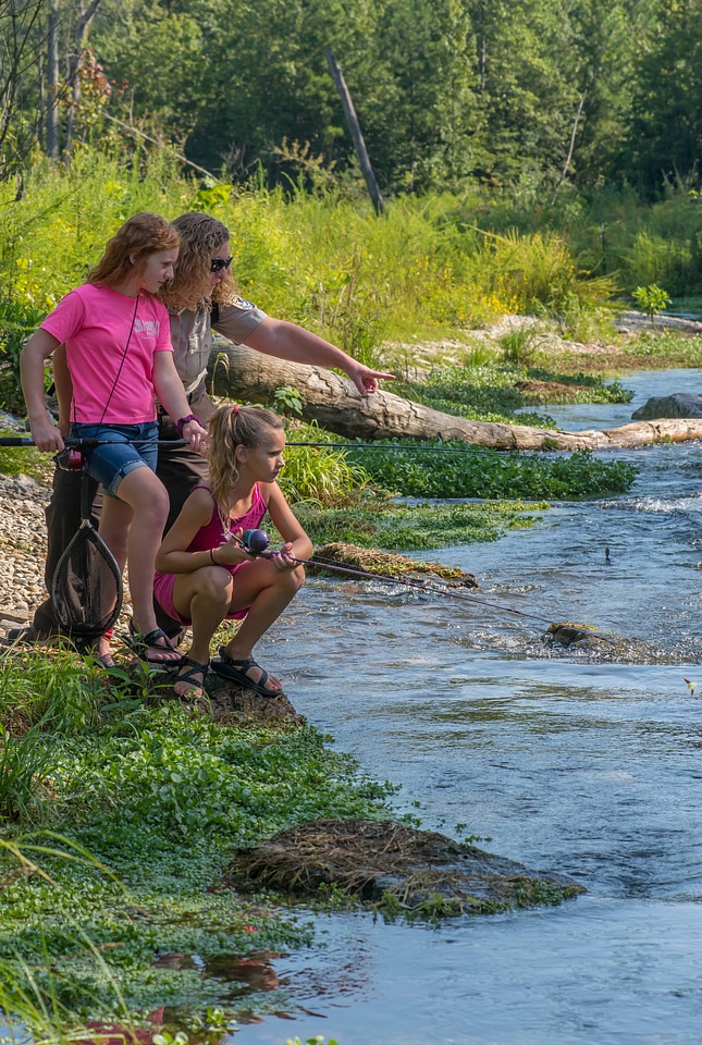 Uniformed FWS employee with two girls fishing-1