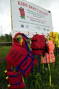 Life jacket loaner station