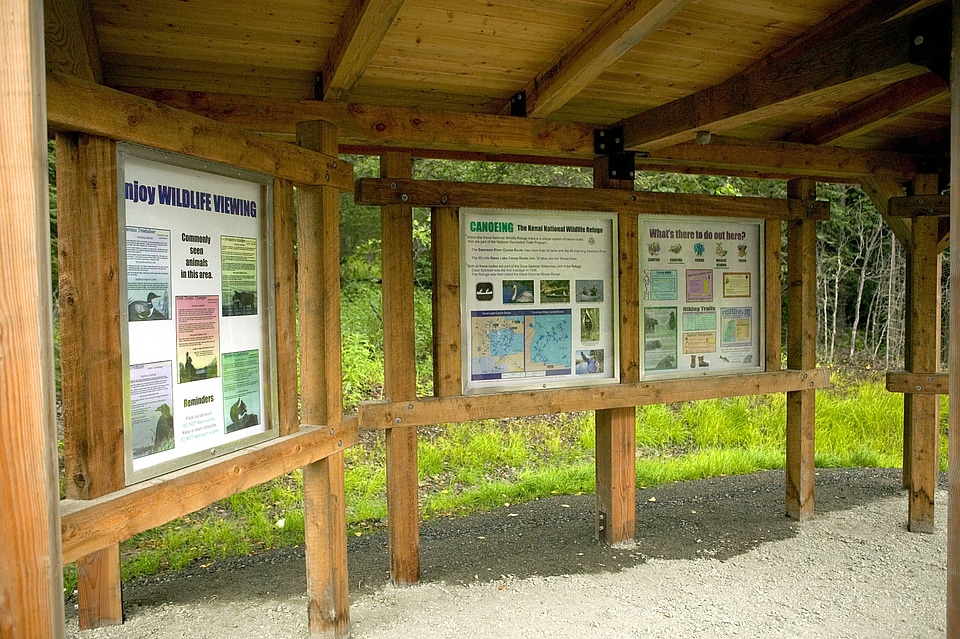 Interpretative refuge signs