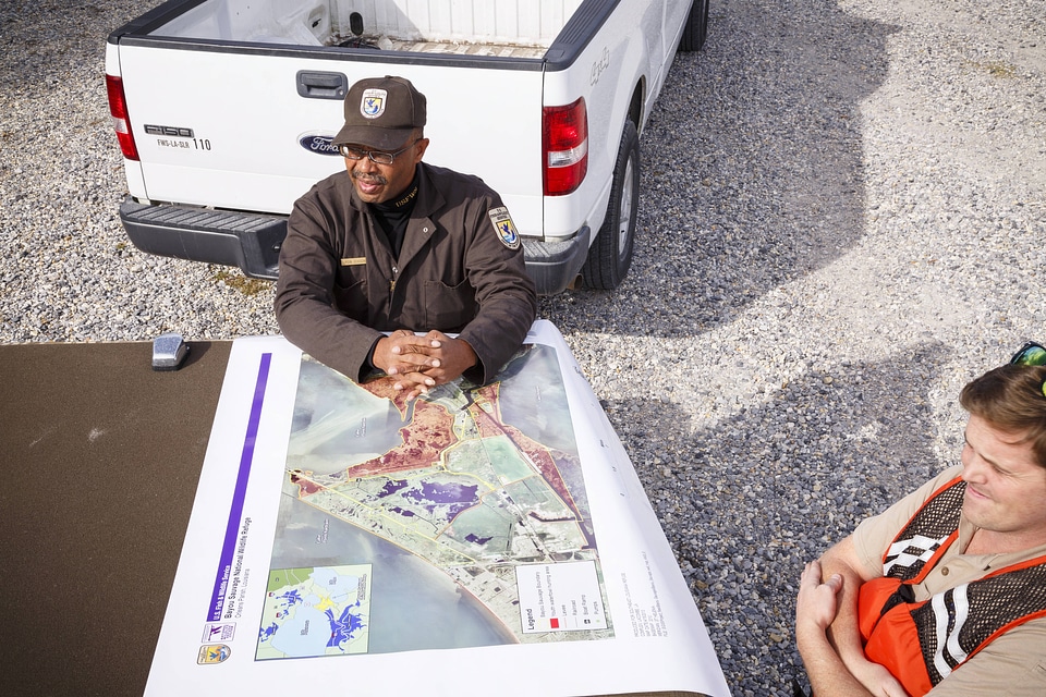 Employee with map of the refuge-1