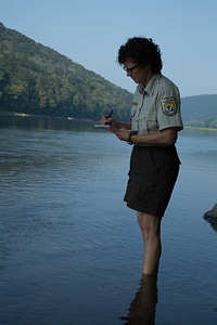 Refuge biologist counts freshwater mussels in river-3