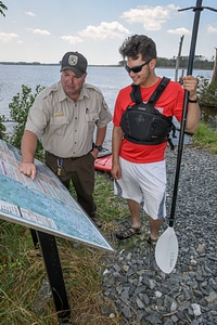 FWS Staffer shows kayaker a map-1