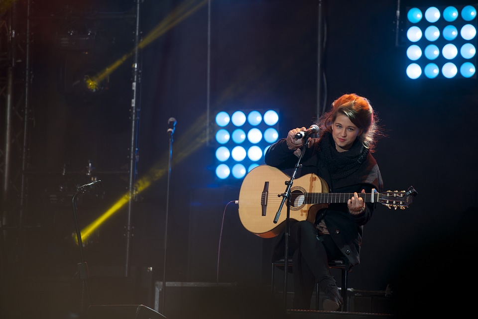 Sitting guitar selah