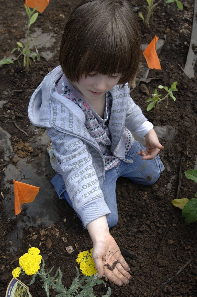 Child unconvers earthworm