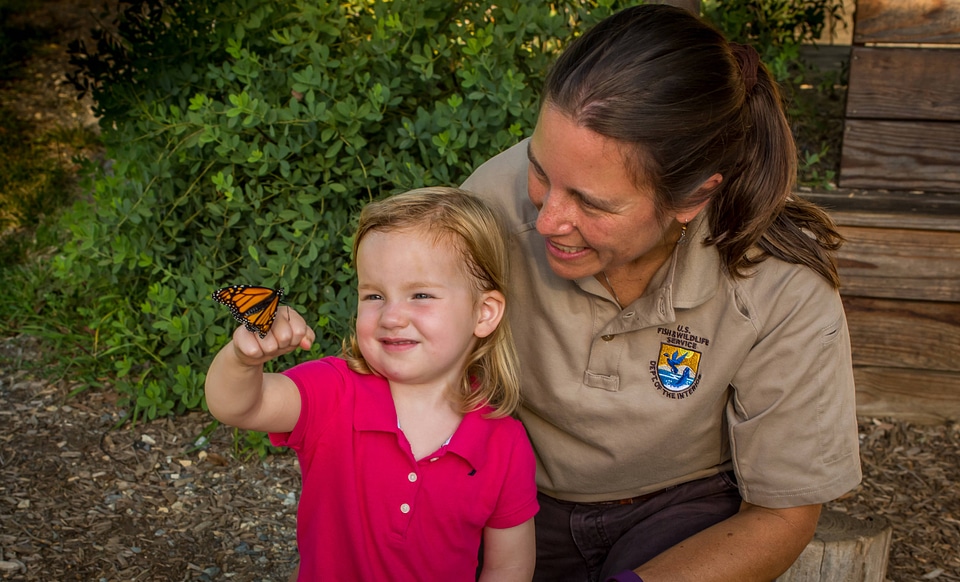 Little girl shows monarch to fws employee-1
