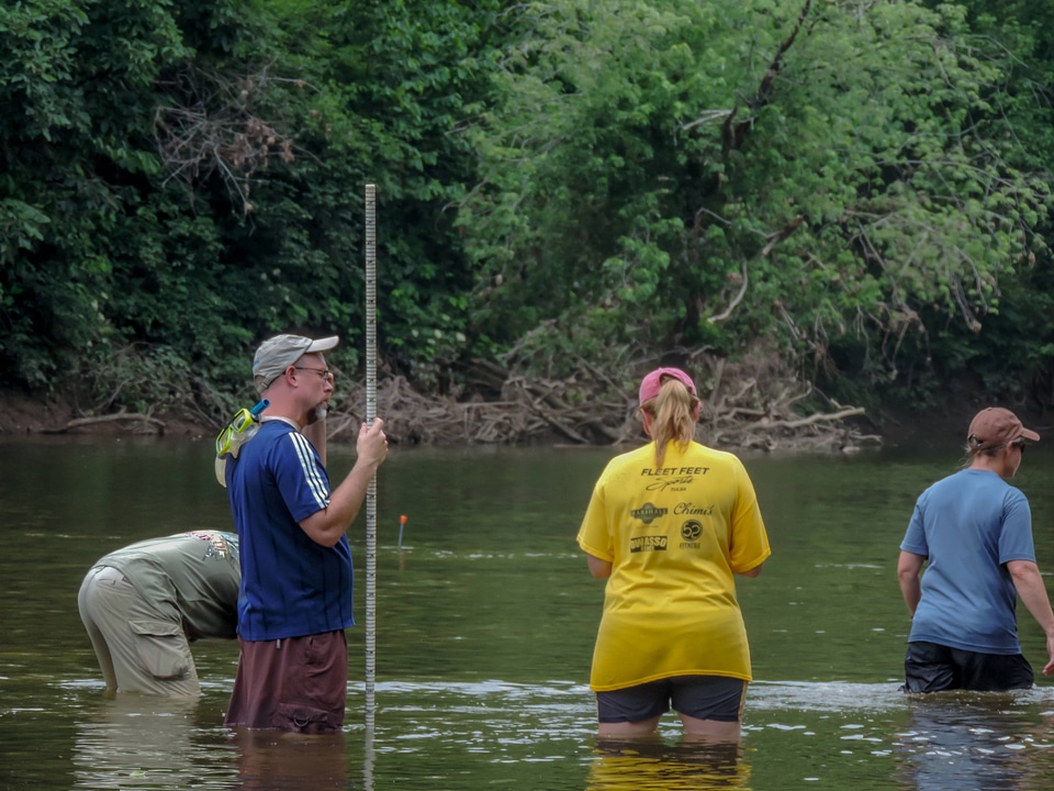 Students surveying freshwater mussels-3