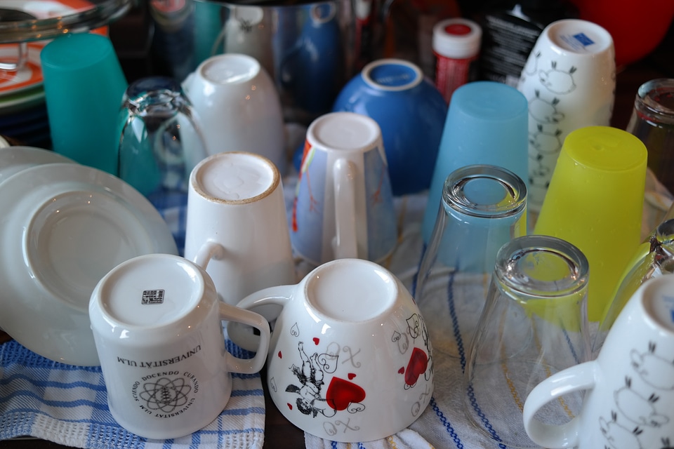 Rinse coffee mugs porcelain