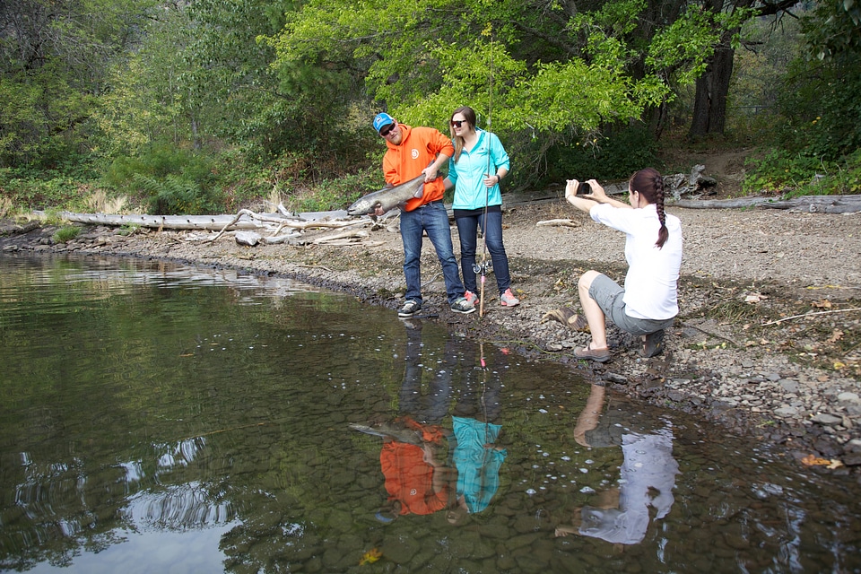 Photographer captures anglers with their fresh catch-1