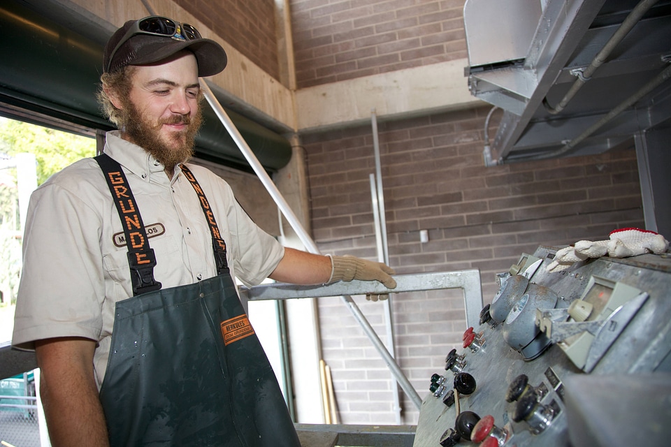 Service employees with spawning equipment-1