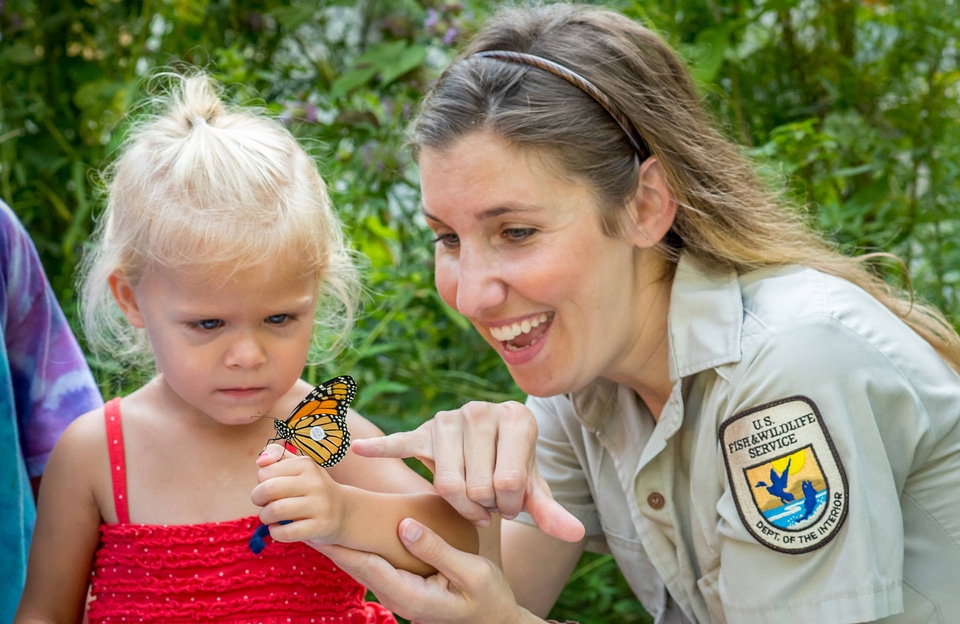 FWS employee shows child tagged monarch-2