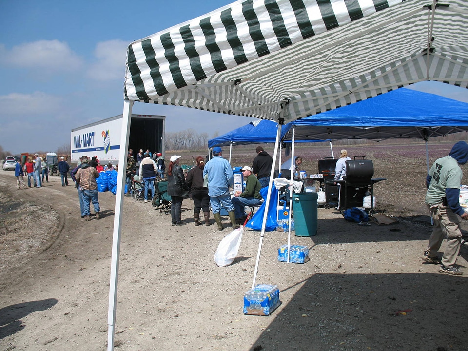 Volunteers gather for refuge clean-up