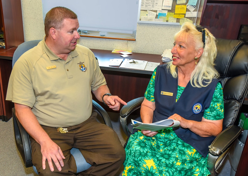 FWS Staffer talks with volunteer