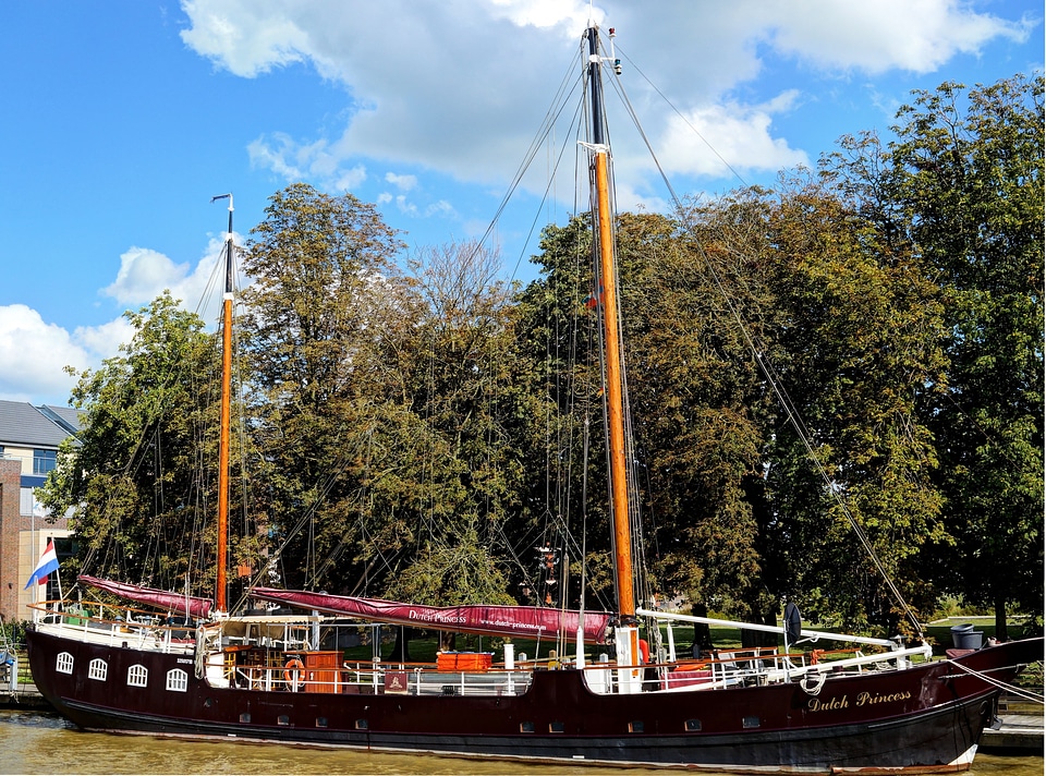 Zweimaster sailing vessel master