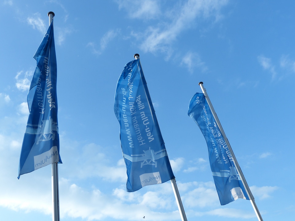 Flutter sky flagpoles