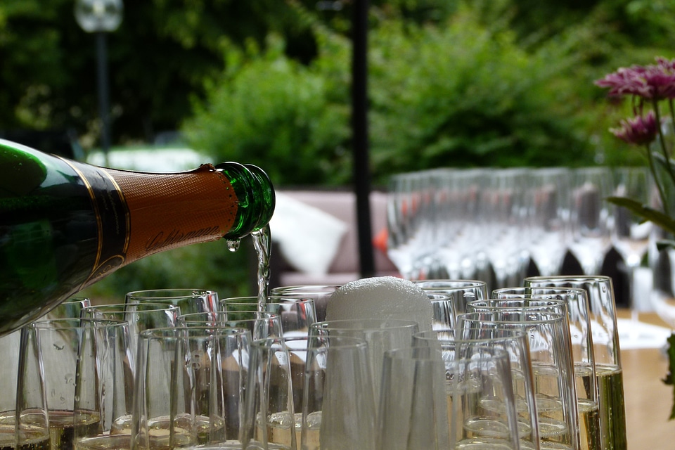 Pour serve mineral water