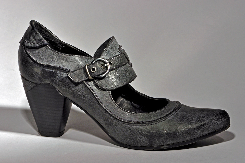 Clothing paragraph leather boots