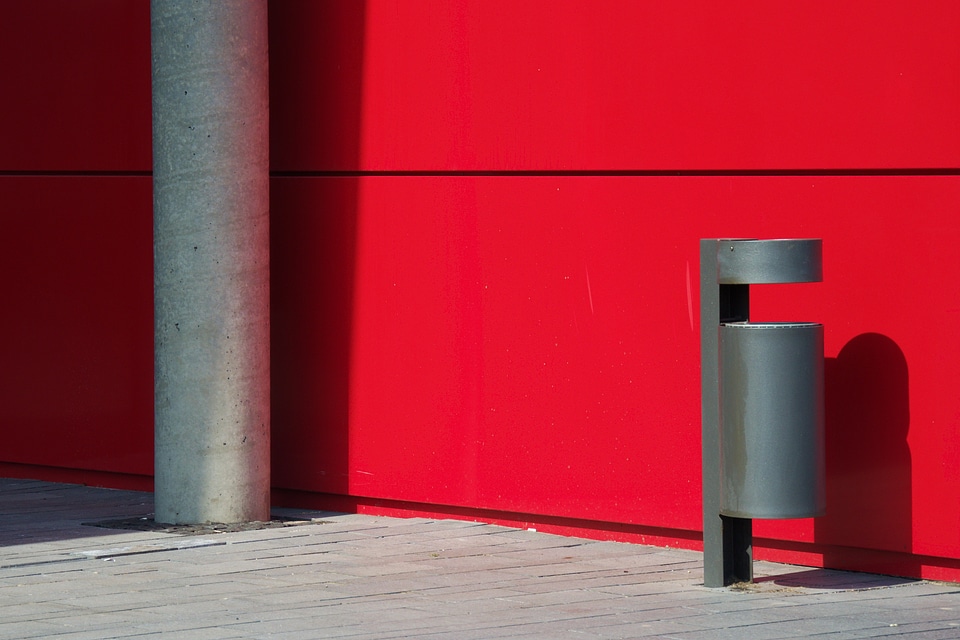 Facade red recycle bin
