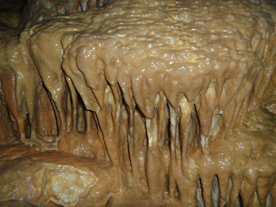 Vertical cave of laichingen curtain structure